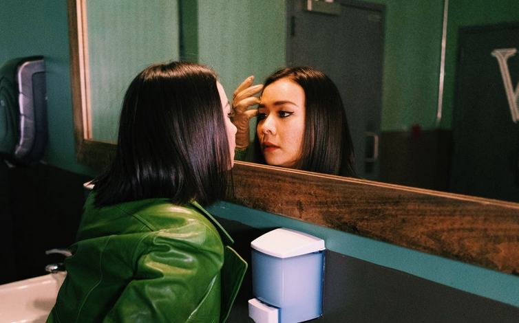 MITSKI CORONA EL AÑO CON SU PRIMER NÚMERO UNO GLOBAL