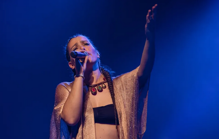ISABEL AAIÚN LLEVA EL BAKALAO A LAS LISTAS DE ÉXITOS DEL VERANO