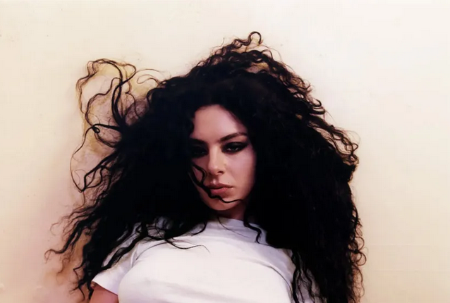 LA CRÍTICA MUSICAL SE RINDE A 'BRAT', EL ÁLBUM DEFINITIVO DE CHARLI XCX