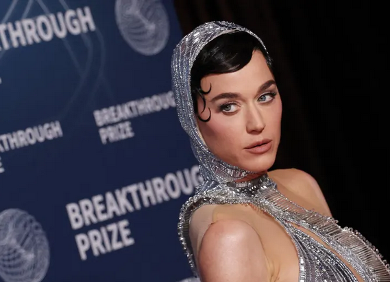 KATY PERRY SE CONVIERTE EN LA PRIMERA CANTANTE POP EN EL ESPACIO