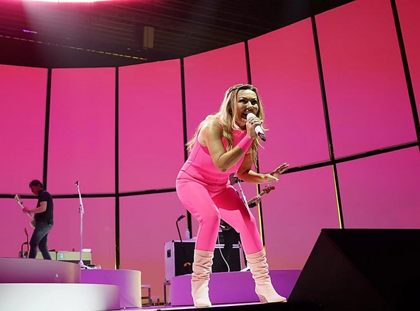 DURAS CRÍTICAS A LA ESPERPÉNTICA GIRA DE LA OREJA DE VAN GOGH
